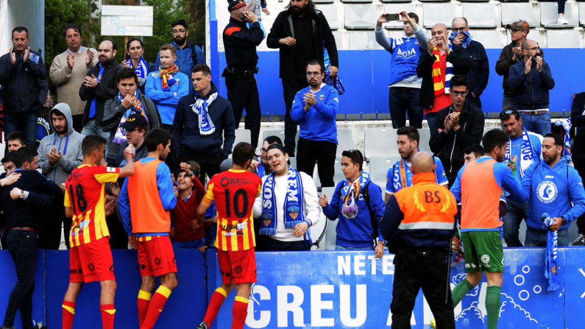 Els jugadors del Lleida van anar a saludar, al final del partit, els aficionats que s’havien desplaçat fins a la Nova Creu Alta de Sabadell.