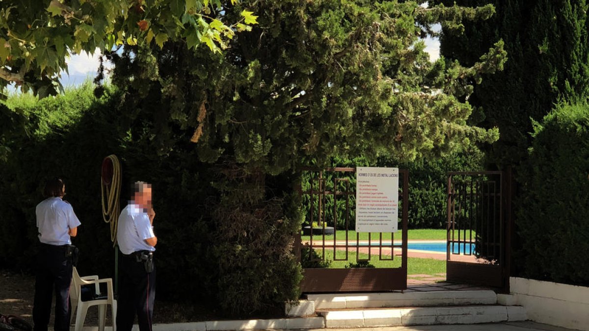 Agents dels Mossos custodiaven dijous l’entrada a la piscina del Club Tennis Borges.