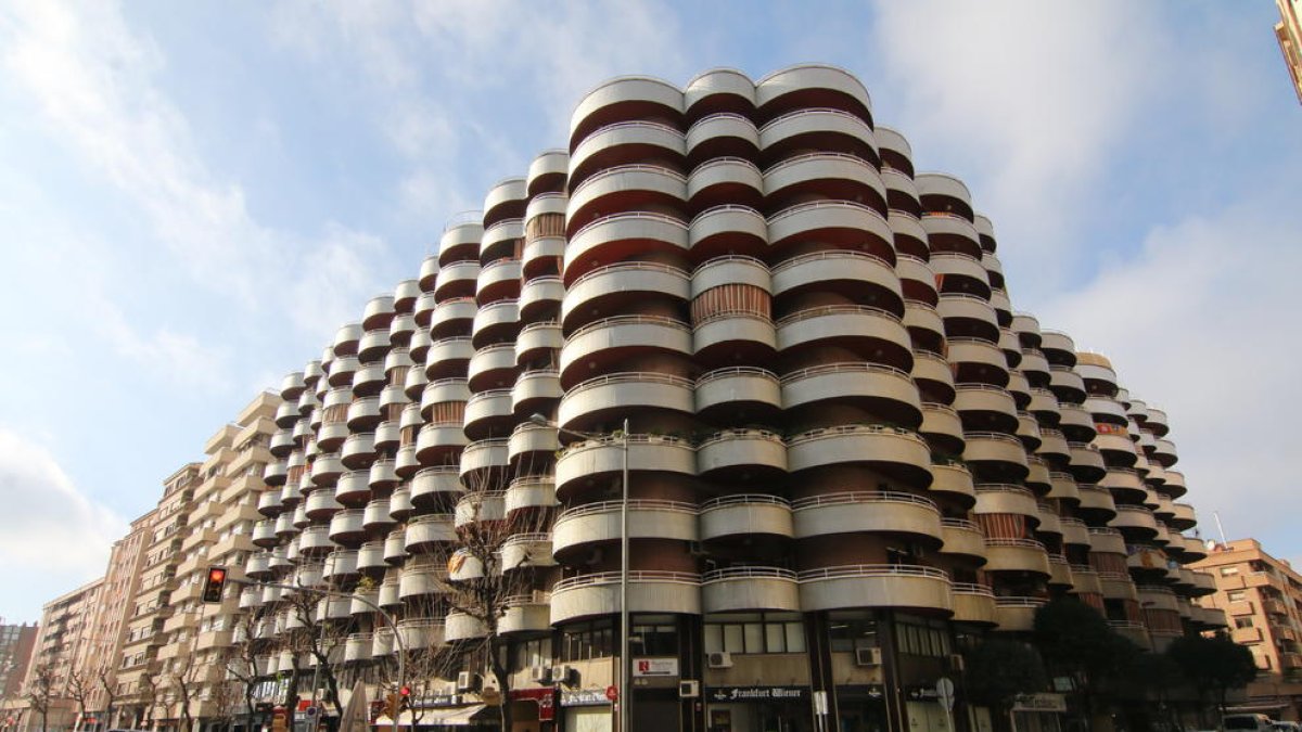 El edificio Brasilia, ubicado en el Passeig de Ronda, tiene una fachada singular.