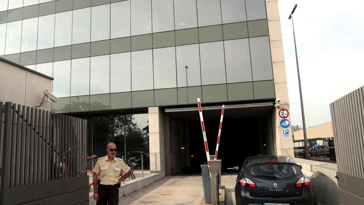 Entrada al Centro de Telecomunicaciones y Tecnología de la Información (CTTI) durante un registro anterior