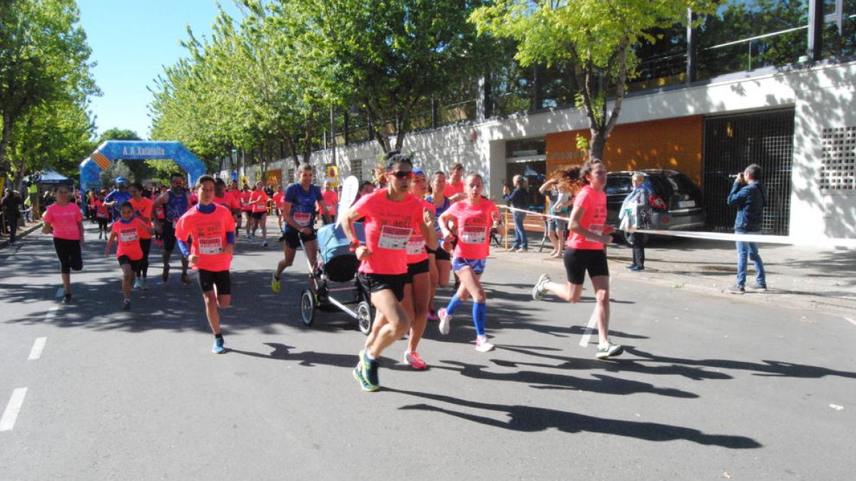 Un grup de participants durant els primers metres de la carrera.