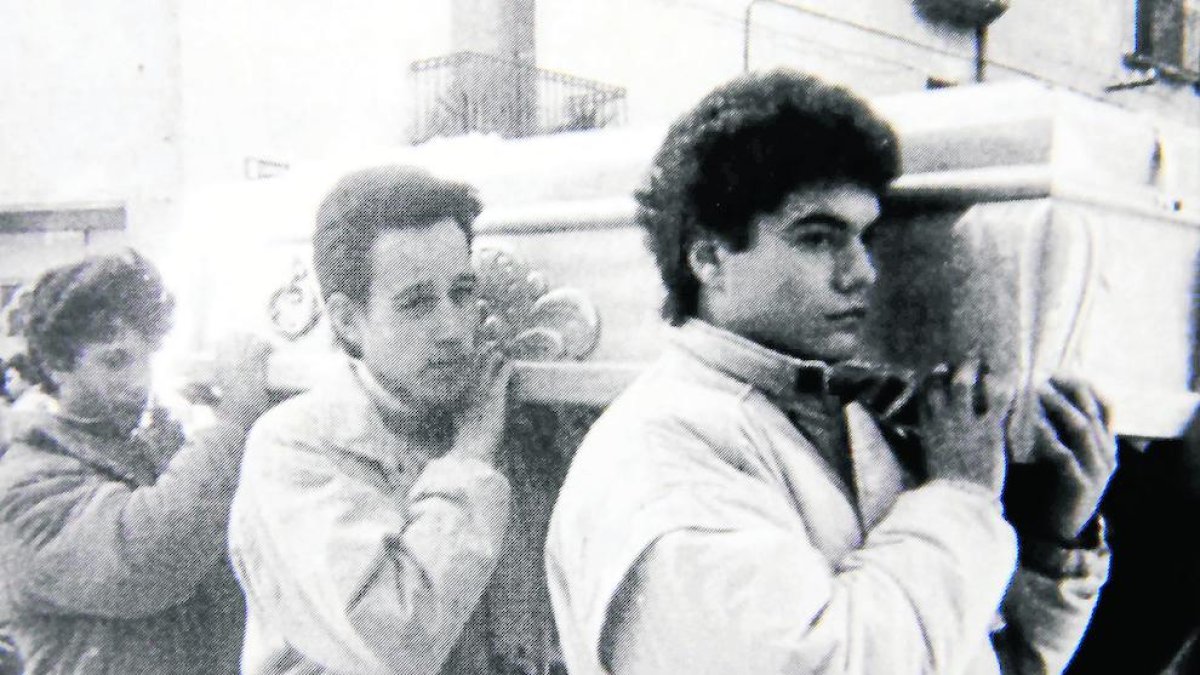 Va portar el taüt de la víctima - Francesc Xavier Jové Mora, al centre en la imatge, portant el taüt de la víctima. Dies després va confessar l’assassinat.