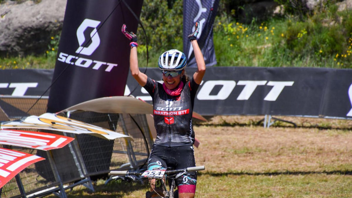 La ciclista de Ponts Ramona Gabriel, en el momento de cruzar la línea de meta.