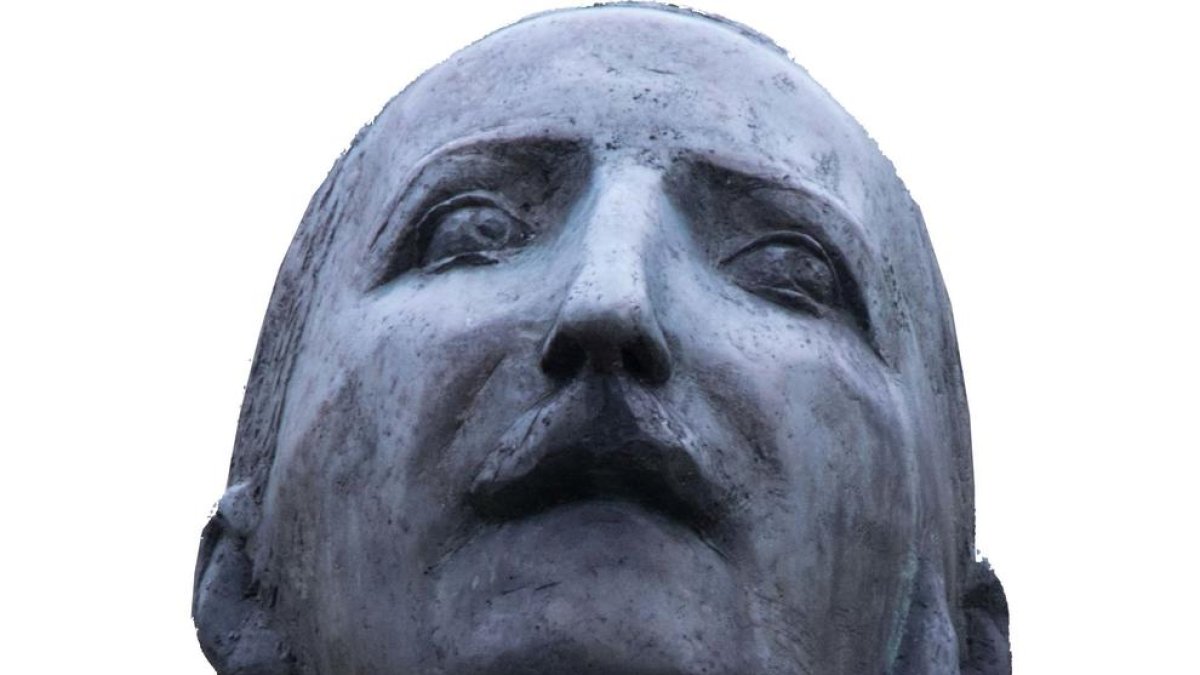 LA CIUTAT ALEMANYA D'STUTTGART HI HA AQUEST MONUMENT DEDICAT A ZWEIG