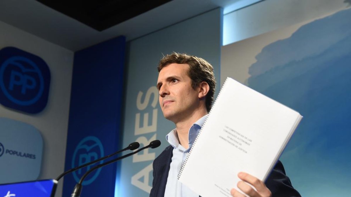 El vicesecretario de Comunicación del PP, Pablo Casado, mostrando uno de sus trabajos de máster.