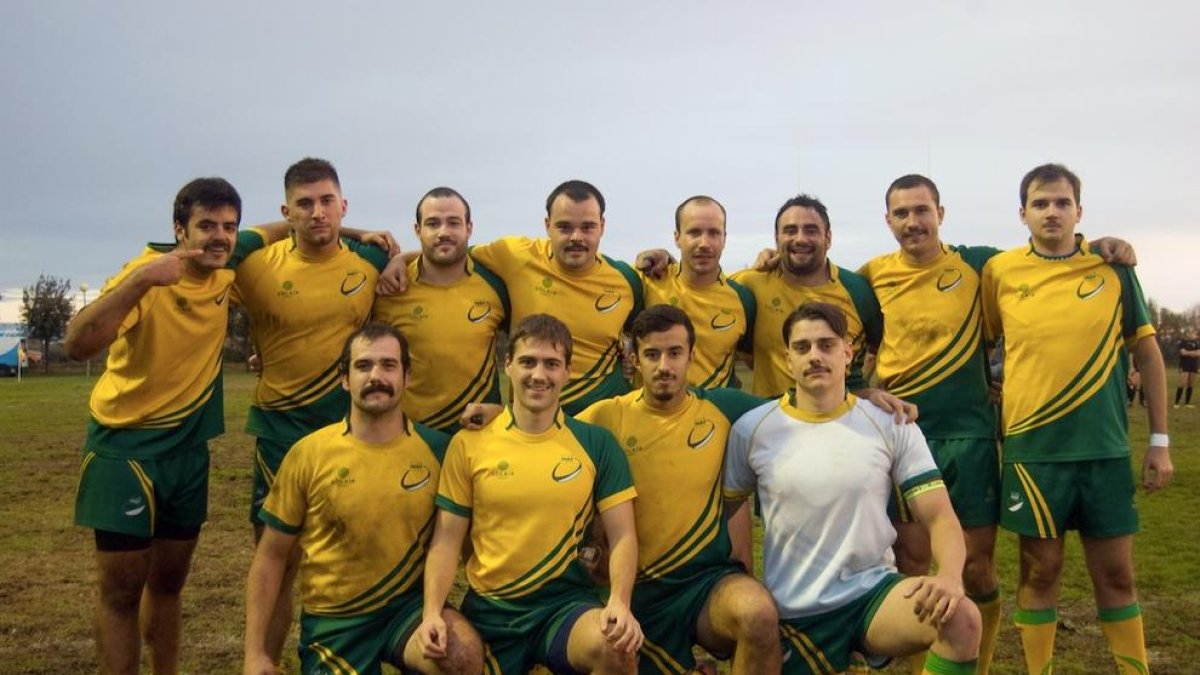L’equip sènior masculí de l’Inef Lleida Rugbi amb els seus bigotis.