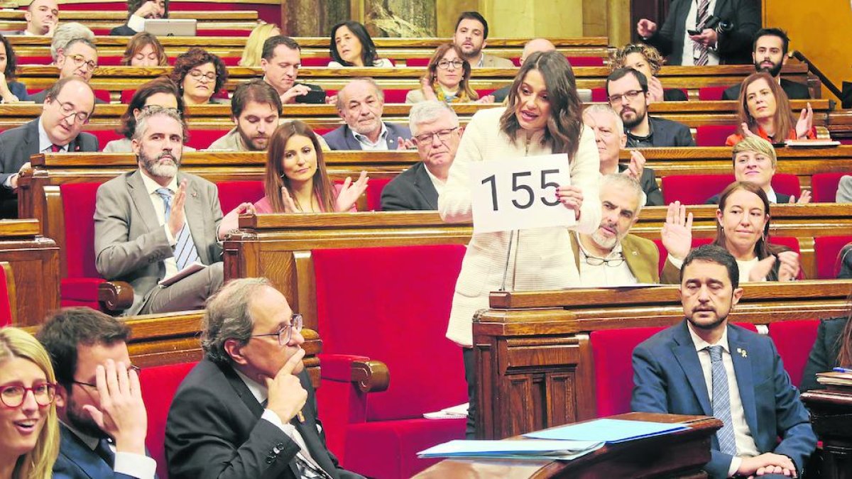 Inés Arrimadas, ahir al Parlament, mentre sostenia el cartell amb el 155 inscrit.