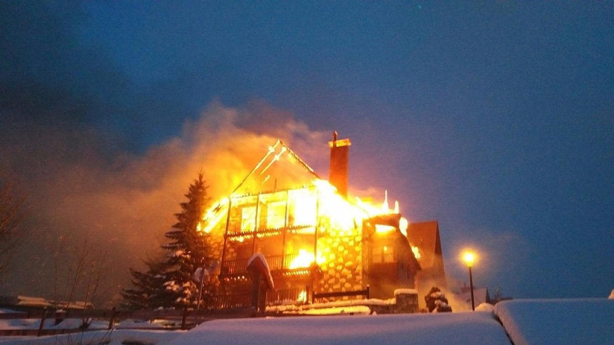 Vista de la casa afectada ahir al matí per un incendi al carrer Aiguamolls de Salardú.