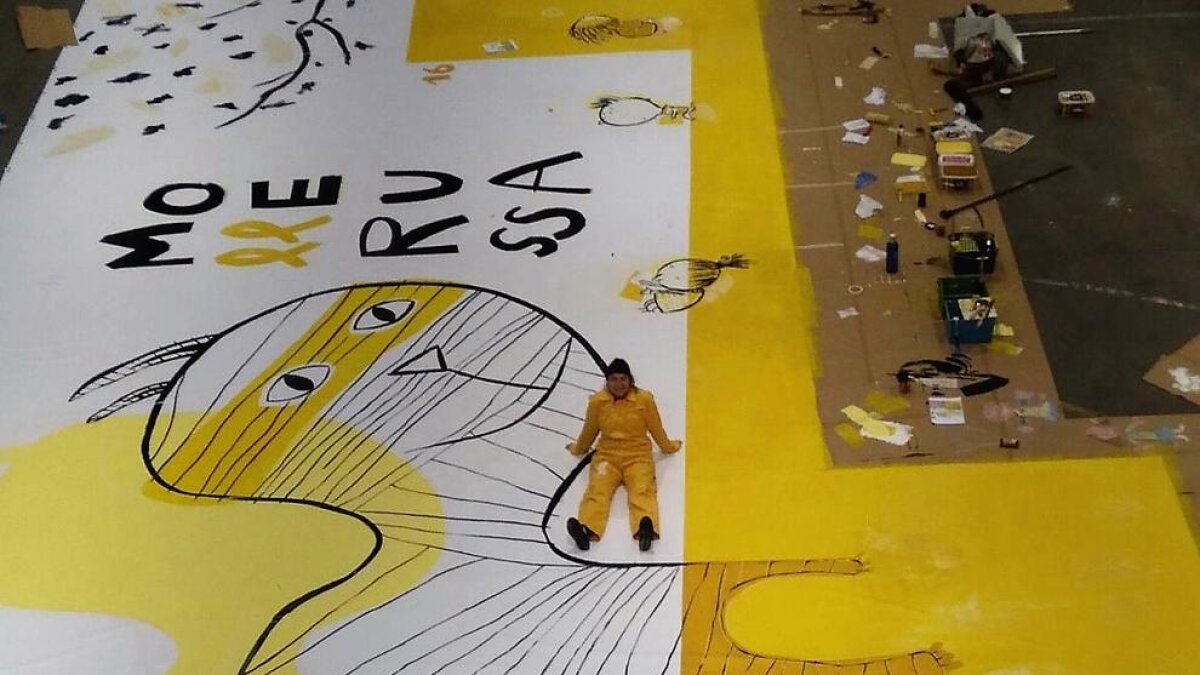 Mercè Galí, amb el mural que presidirà el certamen.