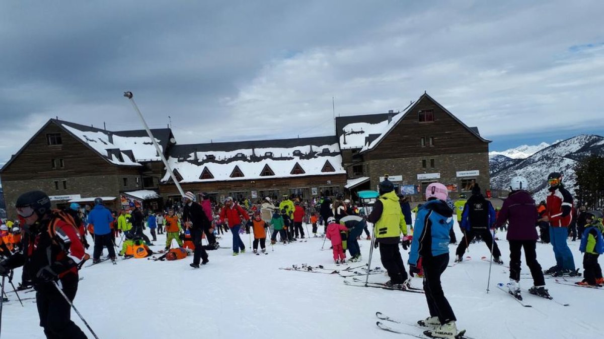 L’estació de Port Ainé va rebre ahir més de 2.000 esquiadors.