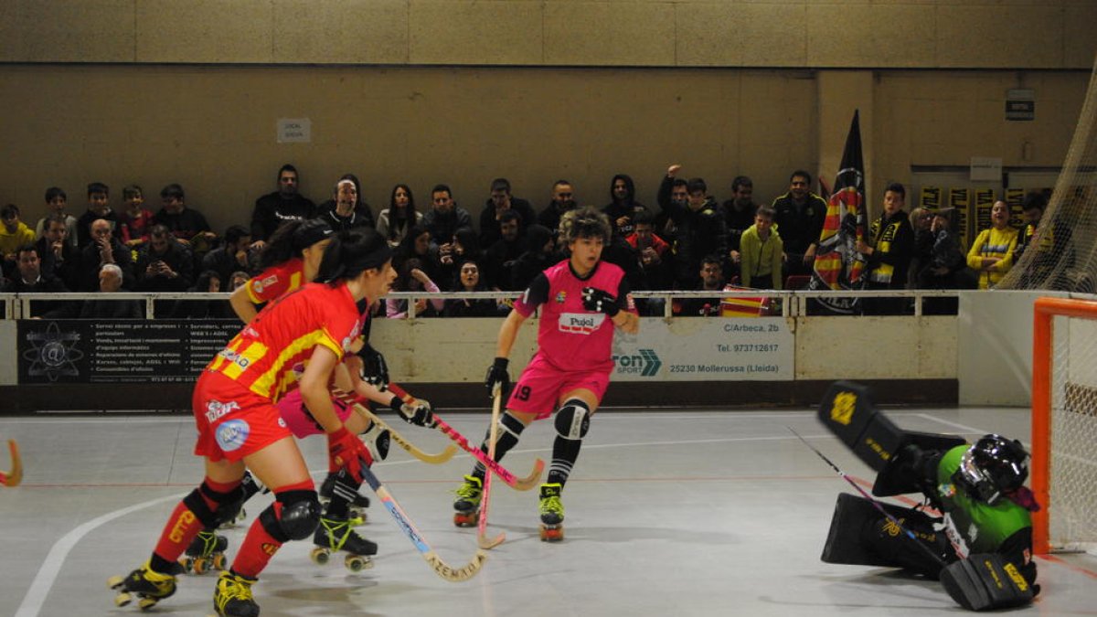 Marta Vieira, al centre, en una acció del partit disputat ahir entre el Vila-sana i el líder de la competició, el Manlleu.