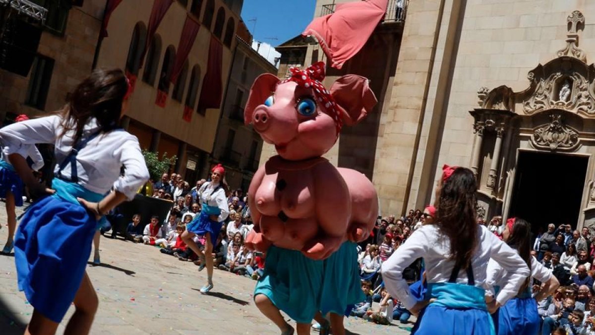 Un momento del estreno del baile de La Verreta, elemento del bestiario popular.