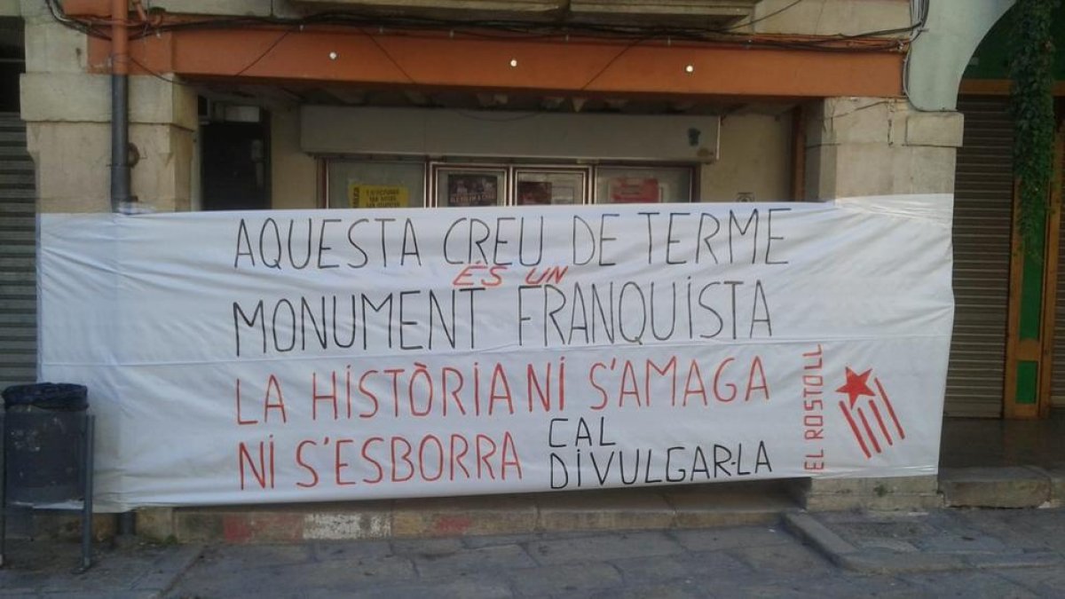 La pancarta que s’ha desplegat a la plaça Major de Tàrrega.