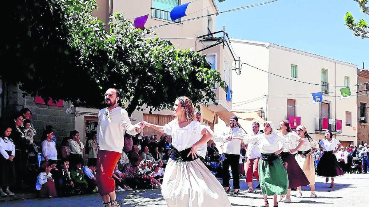 El nuevo baile se estrenó ayer al mediodía como uno de los actos centrales de la fiesta.