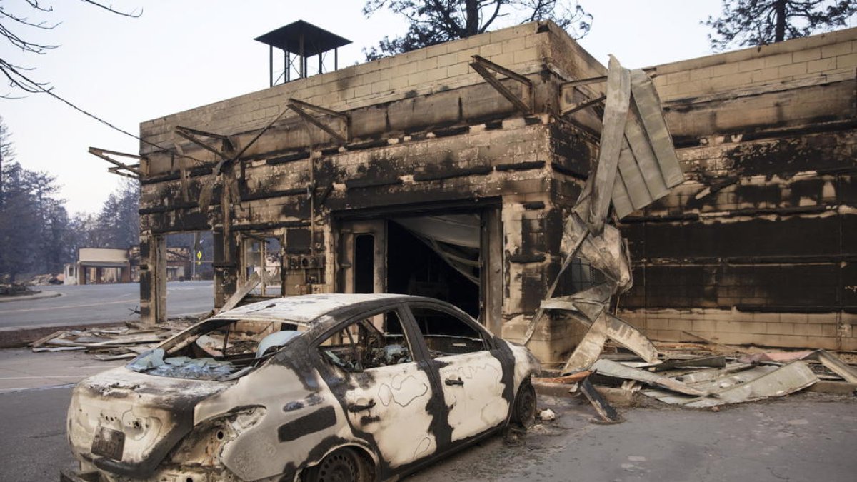 Imatge de les restes d’un habitatge arrasat per les flames.