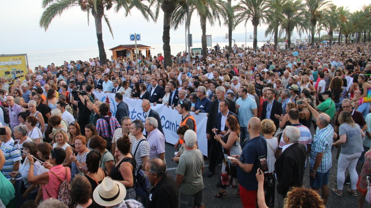 Más de 16.000 personas se manifiestan en Cambrils contra el terrorismo