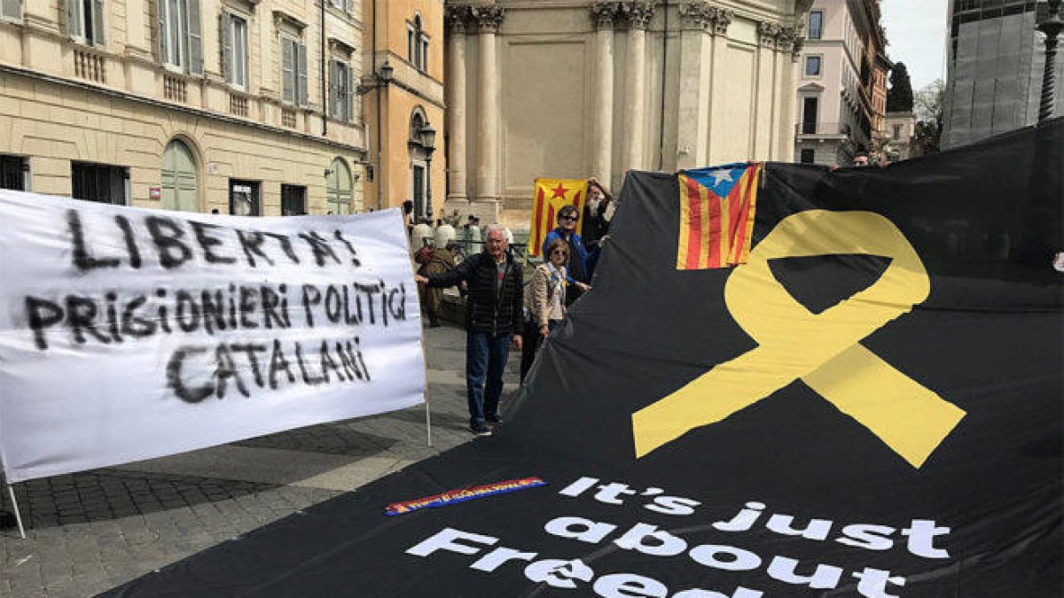 La pancarta desplegada a Roma.