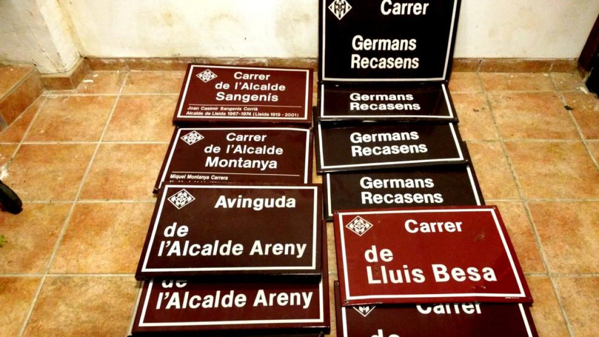 Plaques de carrers amb noms suposadament franquistes.