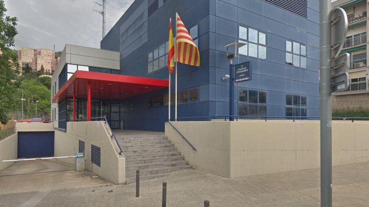 Imagen de la comisaría de los Mossos en Santa Coloma.