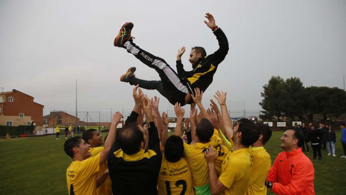 Celebració de l’Alcoletge per la victòria durant el partit contra l’Alguaire