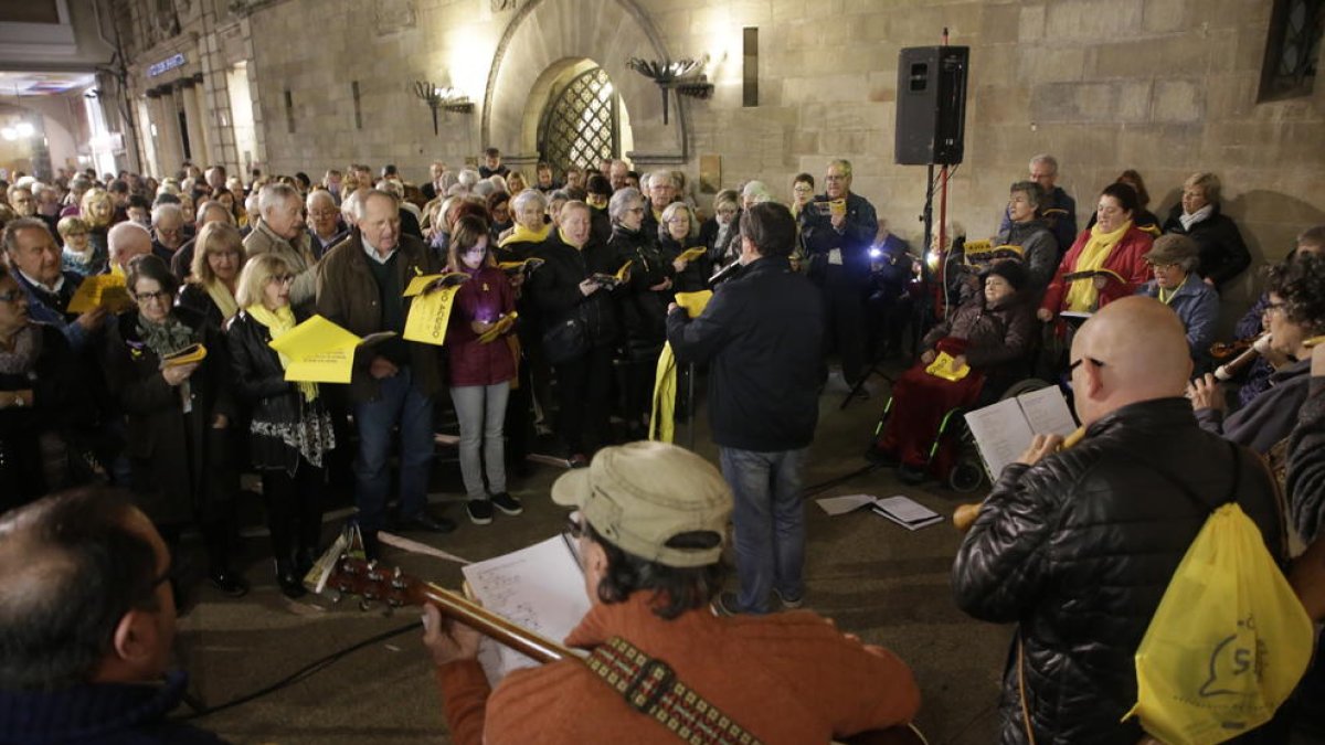 Imatge dels Cantaires per la llibertat, ahir a la plaça de la Paeria de Lleida.
