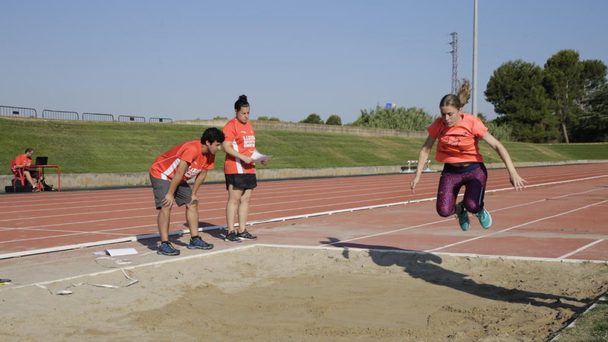 Una aspirant durant el transcurs de la prova física celebrada ahir a la pista de les Basses.