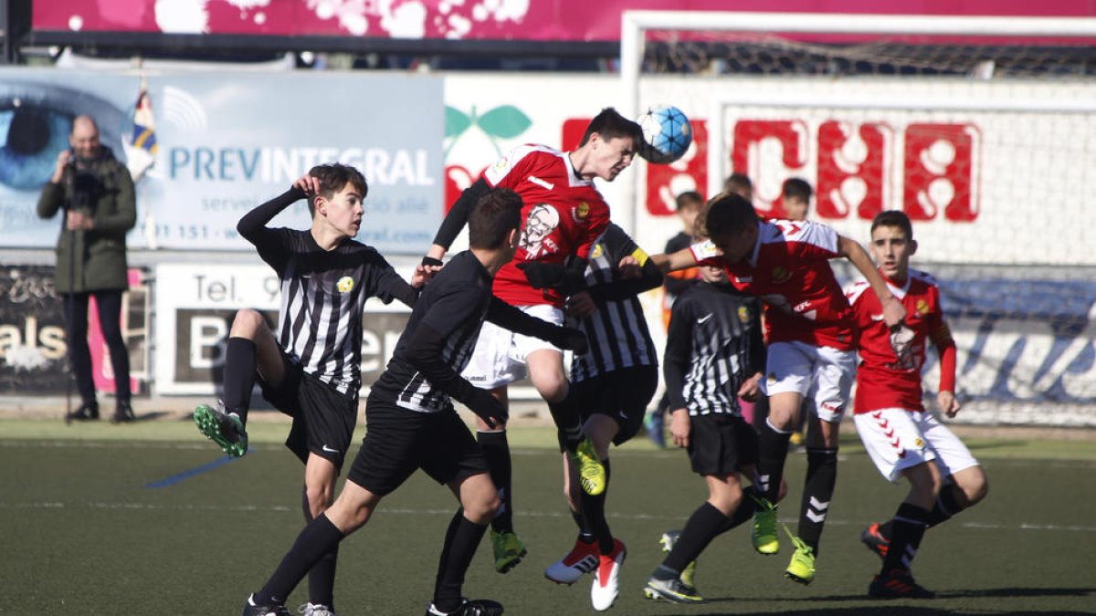 Una acció del partit entre el Jàbac de Terrassa i el Nàstic de Tarragona, que va finalitzar 0-0.