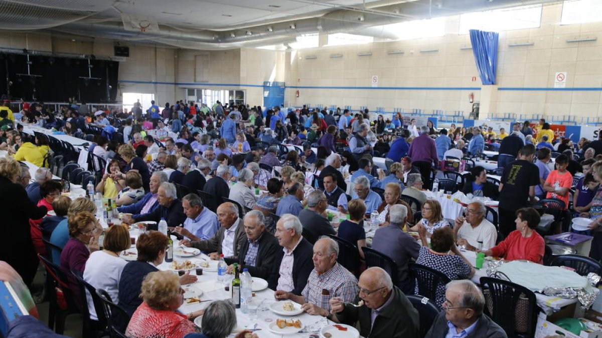 El pabellón de Alcoletge se llenó de comensales en la tradicional comida de les ‘cassoles’.