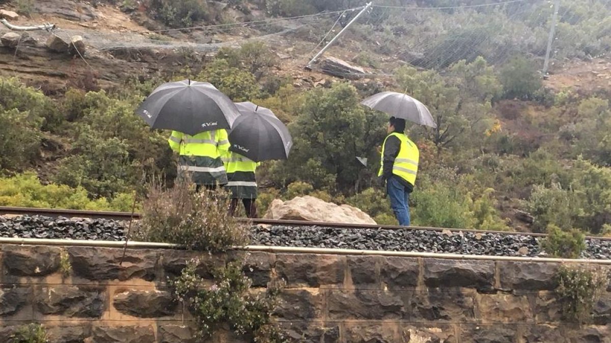 Esllavissada de roques sobre les vies del tren de la Pobla a Àger.