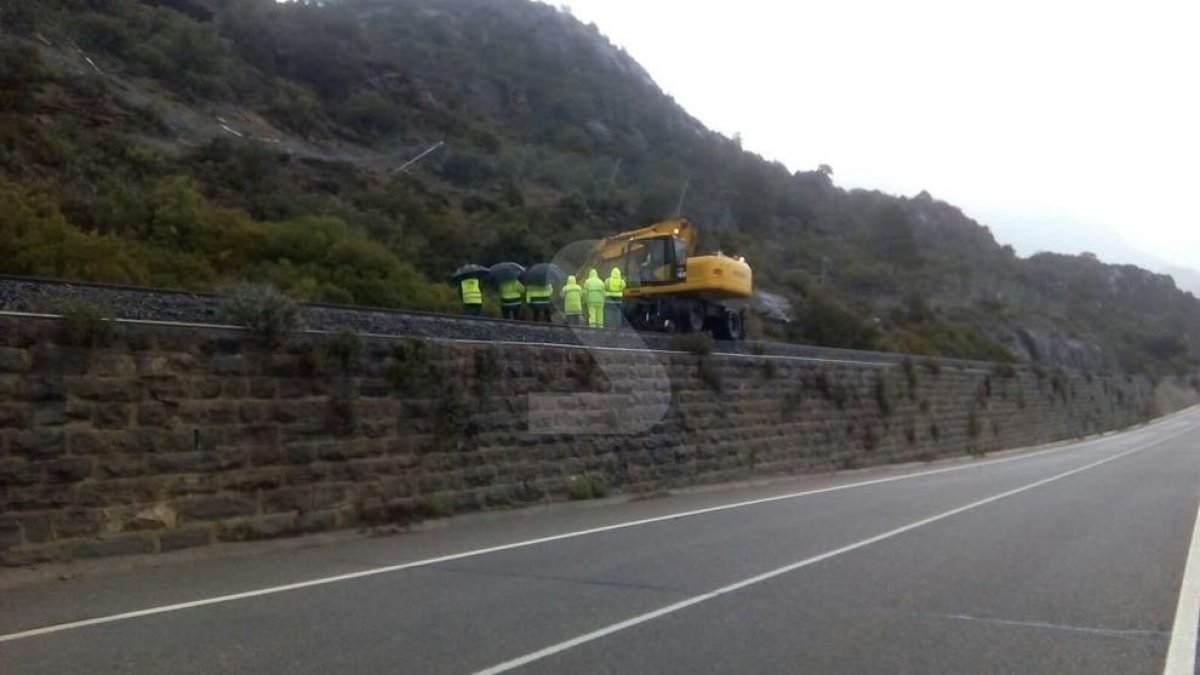 Desprendimiento de rocas sobre las vías del tren de la Pobla en Àger.
