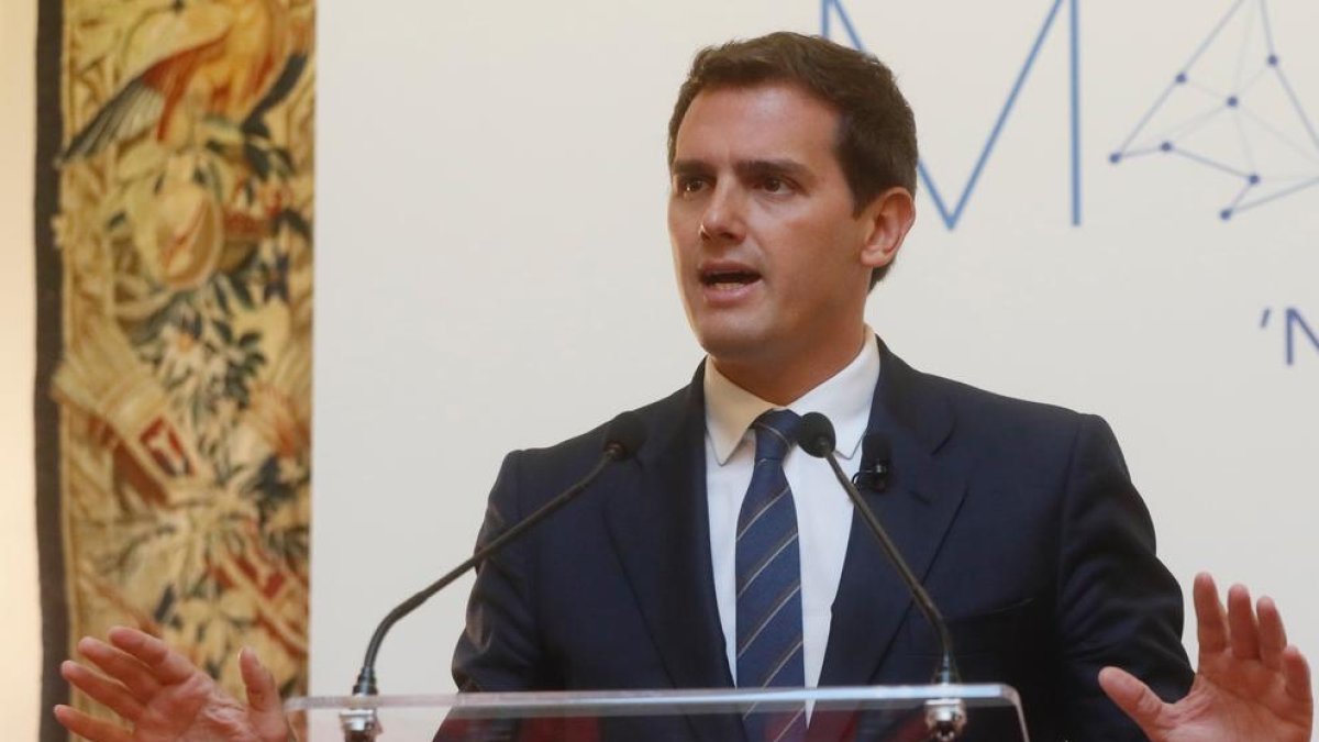 Rivera va canviar dijous la seua fitxa del Congrés per incloure el màster de la seua carrera