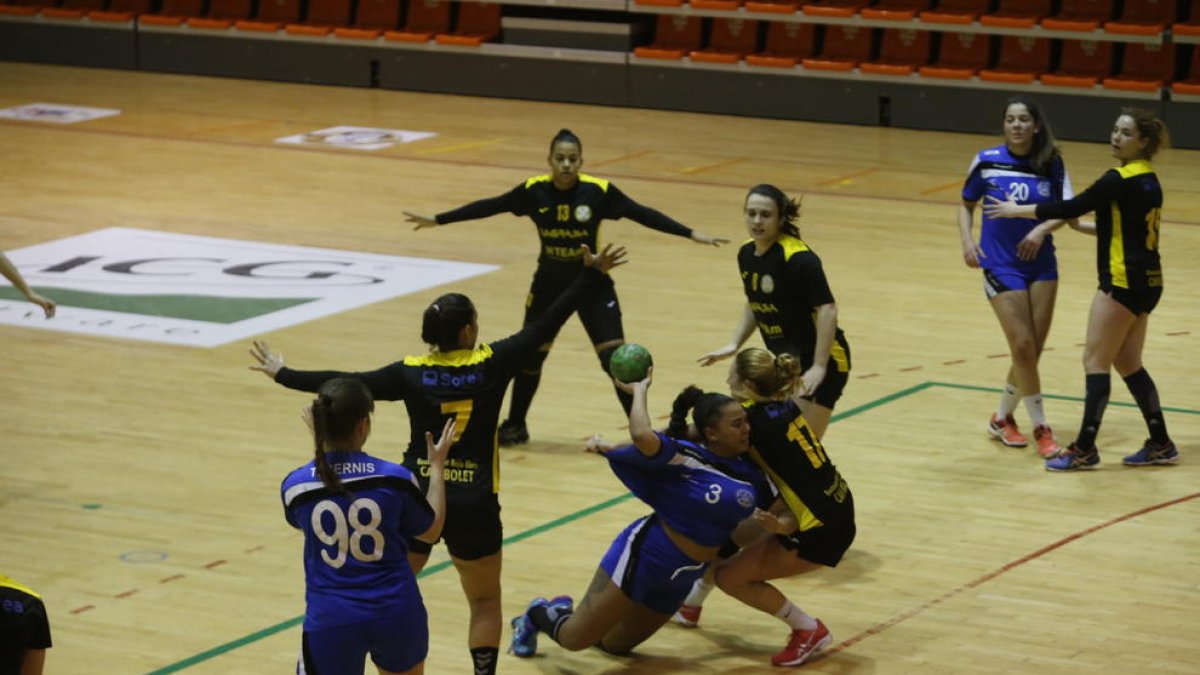 Jennifer Nana es disposa a llançar a porta ahir contra l’Amposta.