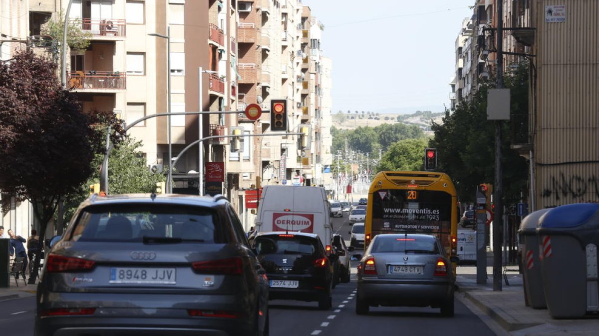 Semàfor amb càmera al carrer Príncep de Viana.