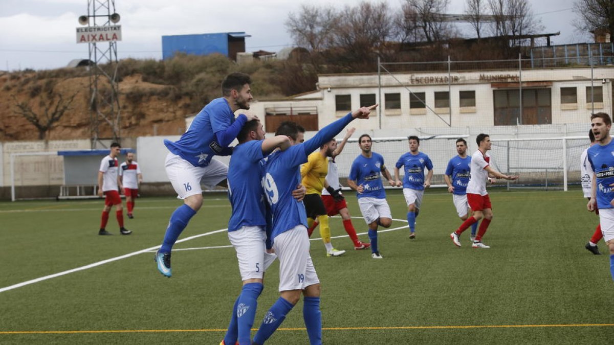 Los jugadores del Alcarràs celebran el gol del empate conseguido por Lorenzo.