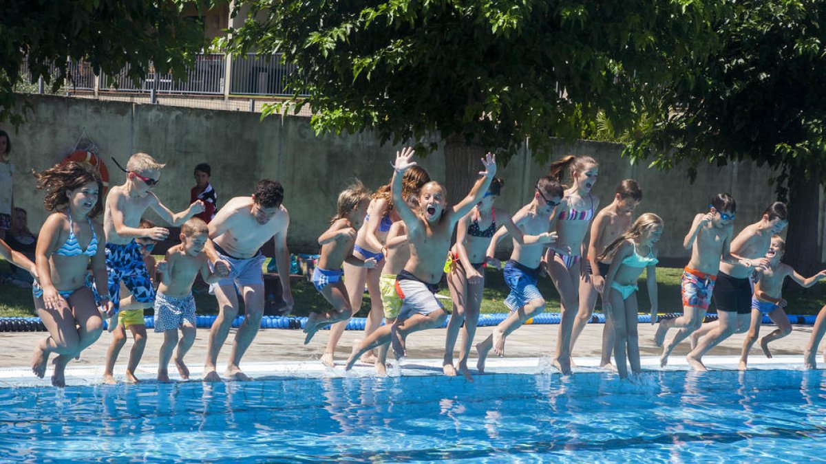 Pequeños y mayores saltaron en el acto central del Mulla’t, el domingo en El Palau d’Anglesola.