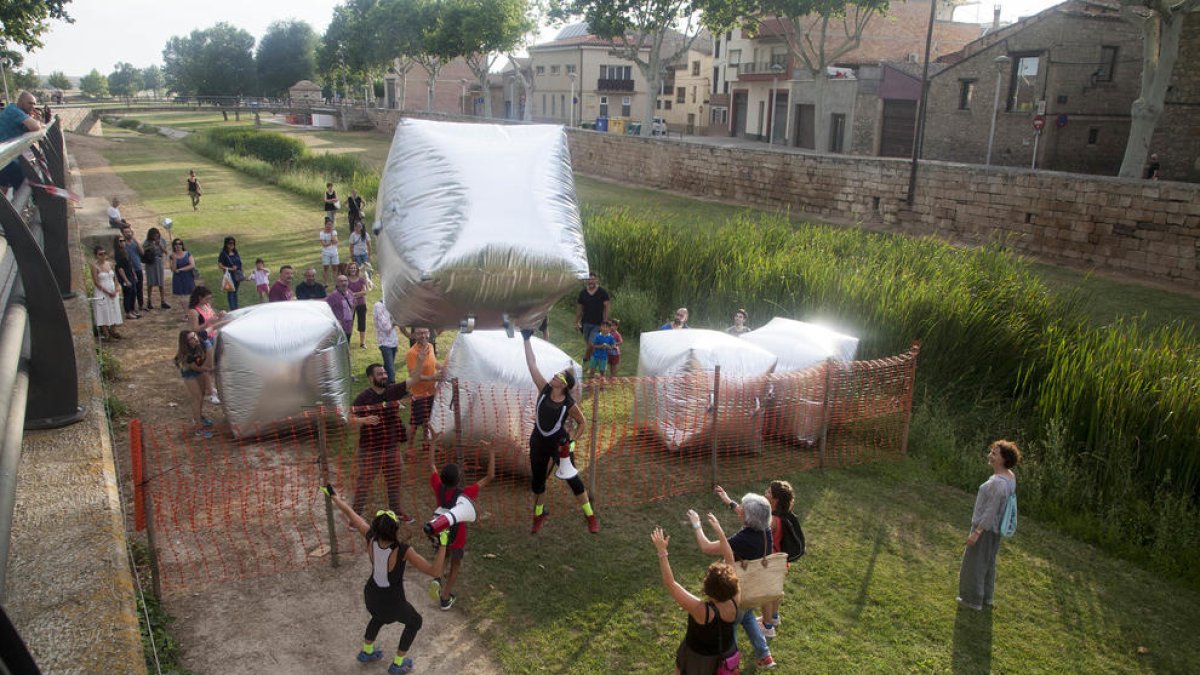 La companyia Silere va assajar ahir a Tàrrega el seu nou muntatge itinerant, ‘Proyecto X’.