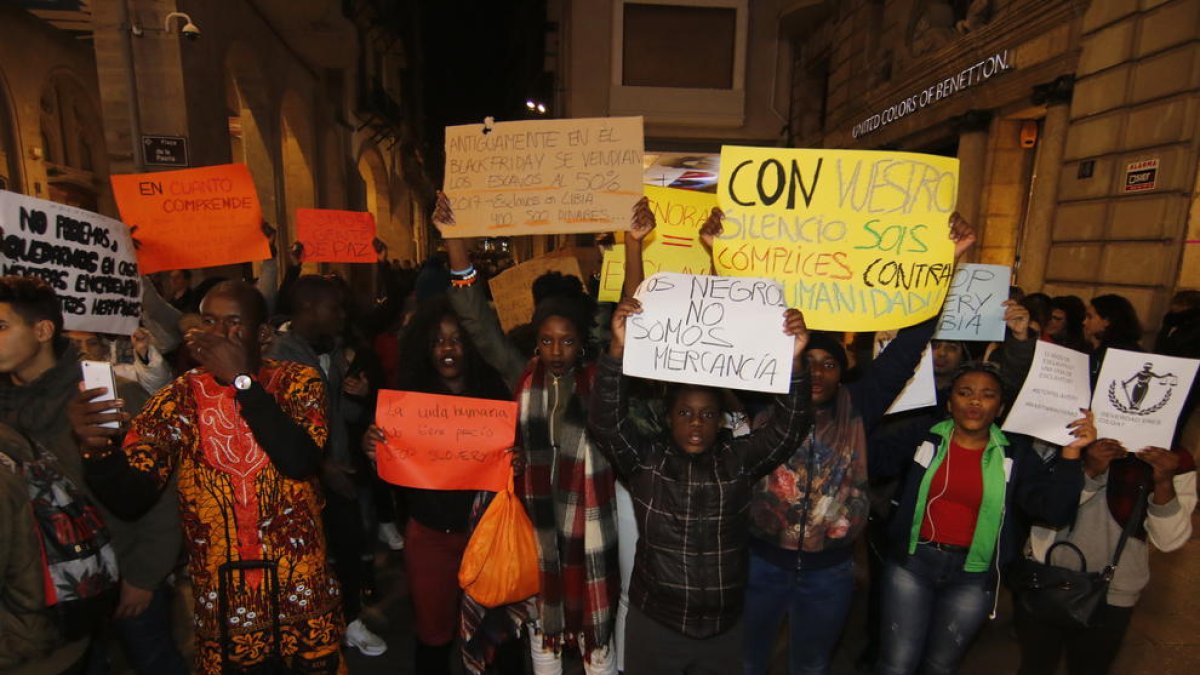 Manifestants davant de la Paeria de Lleida ahir.