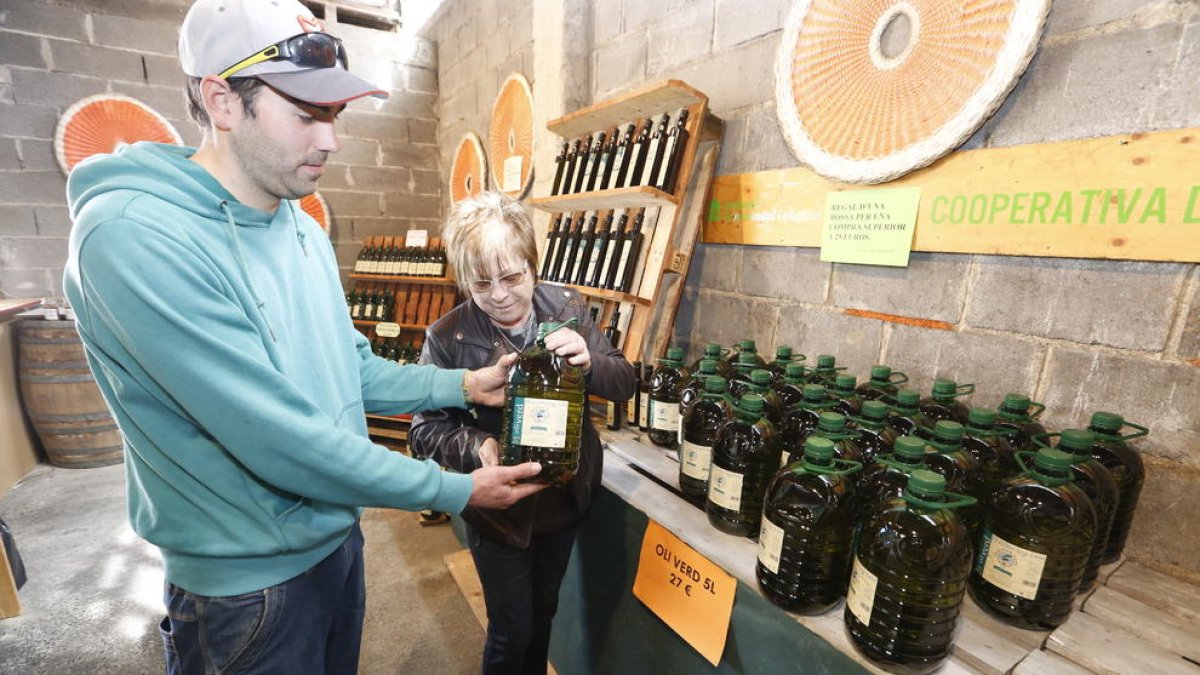 La cooperativa de Vinaixa vendió aceite durante la Fira de l’Oli i la Pedra.