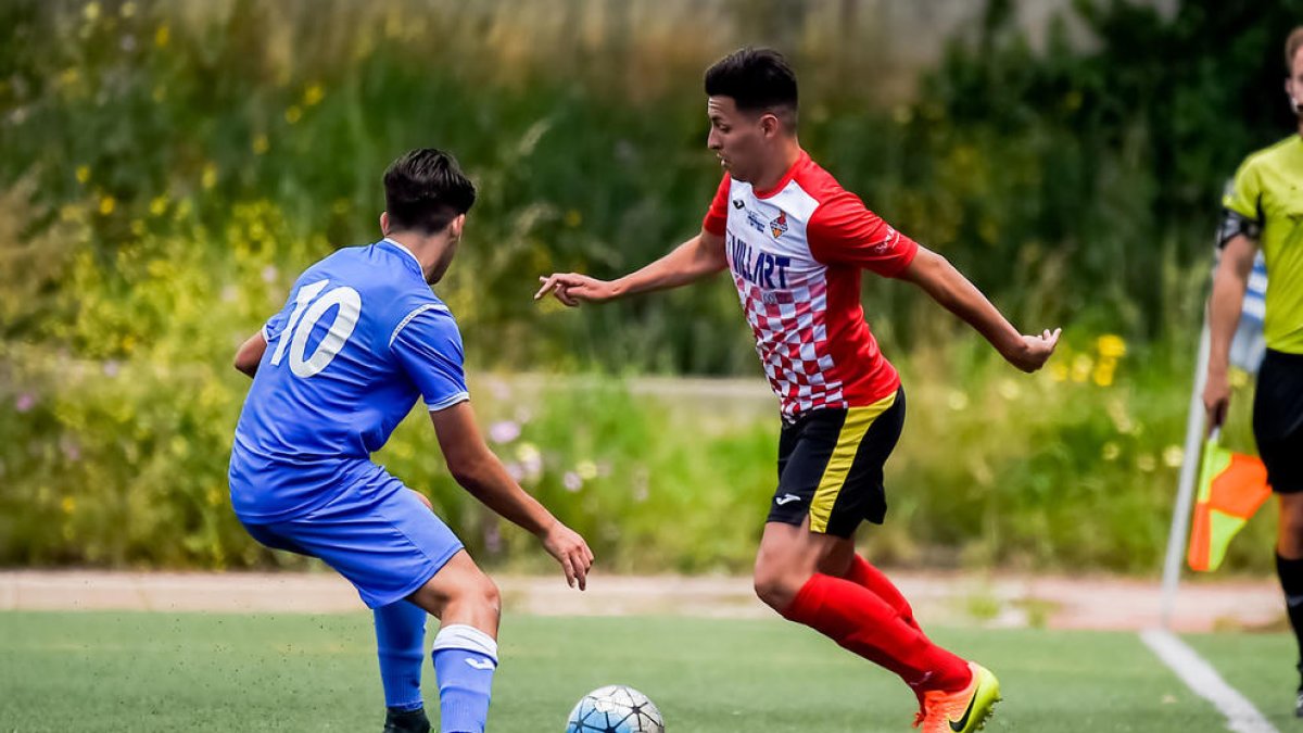 Un jugador del Balaguer inenta superar un rival del Vista Alegre, ahir durant el partit.