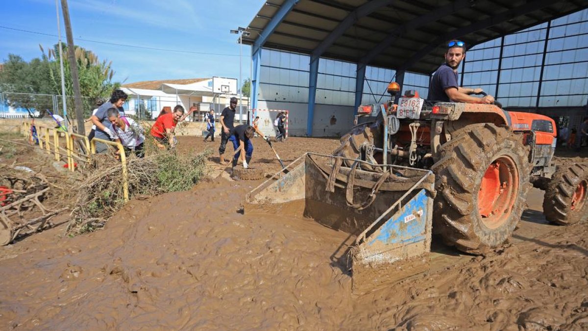 Voluntaris mallorquins donant un cop de mà en l’extracció de llot a la localitat afectada, ahir.
