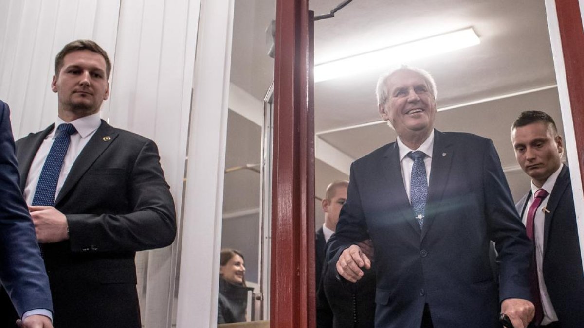 Milos Zeman a l’arribar al col·legi electoral.