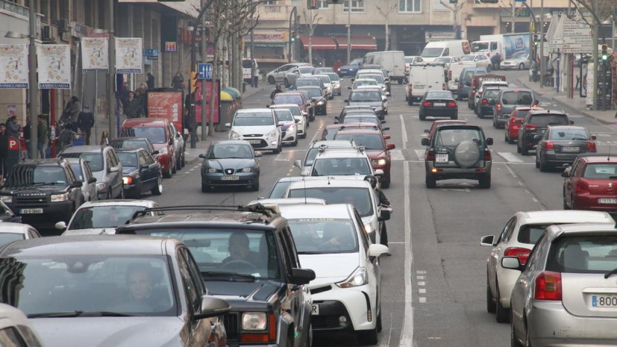 Retenciones en la avenida Catalunya y otras calles por las compras