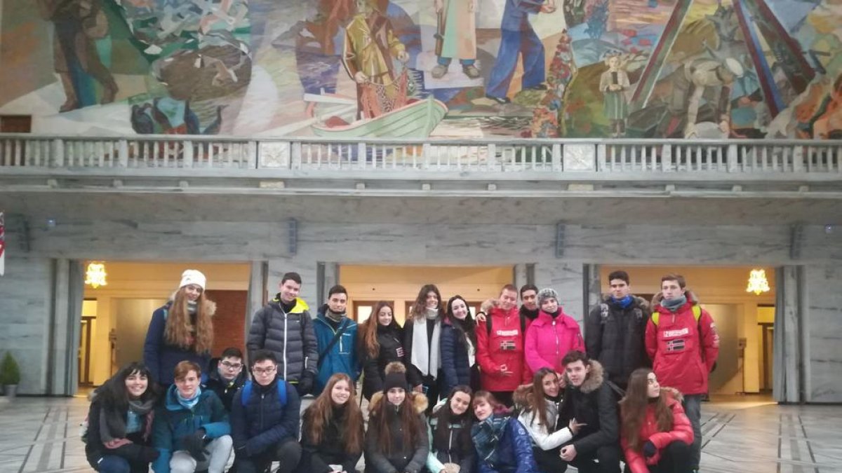 Alumnos del Lladonosa (izquierda) y de La Pobla de Segur (derecha).