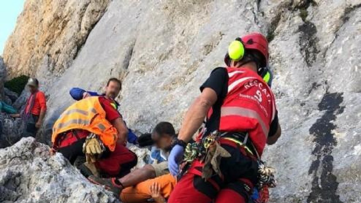 Momento del rescate del bombero de La Seu.