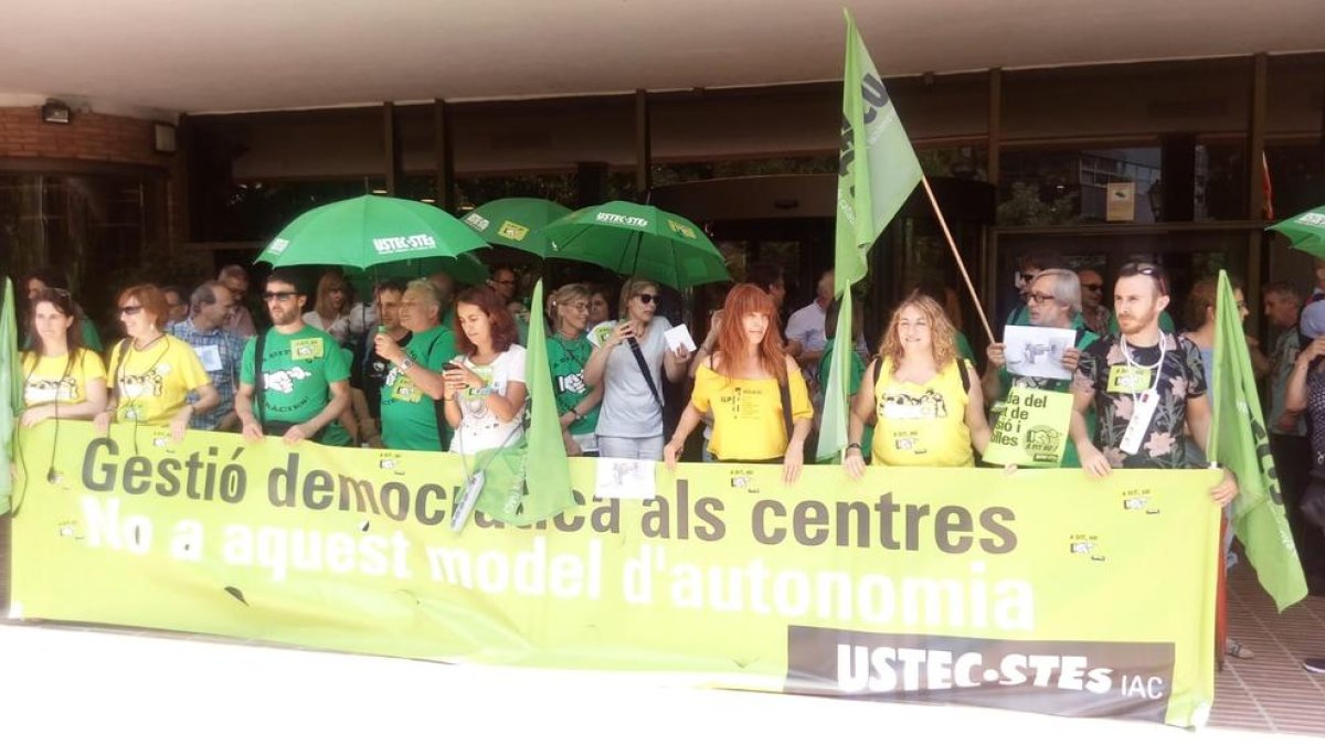 Delegats d’USTEC-STEs van protestar ahir davant d’Ensenyament contra aquest tipus de nomenaments.