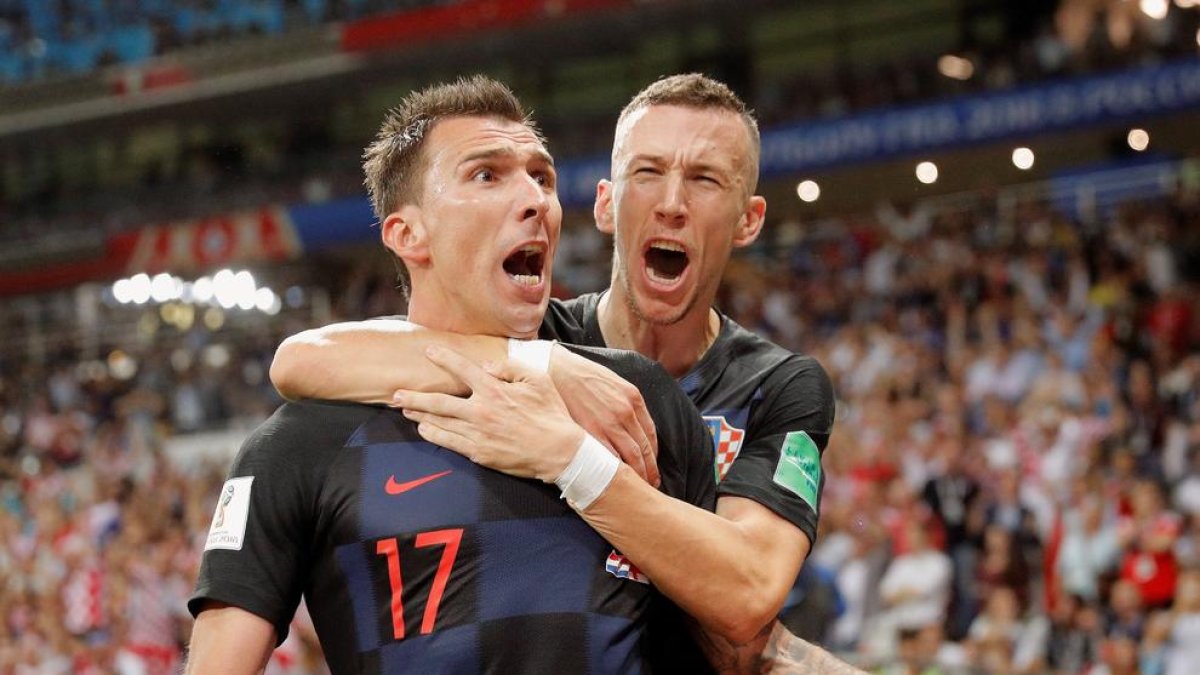 Mandzukic y Perisic, autores de los dos goles de Croacia, celebran el decisivo que les llevó a la final.