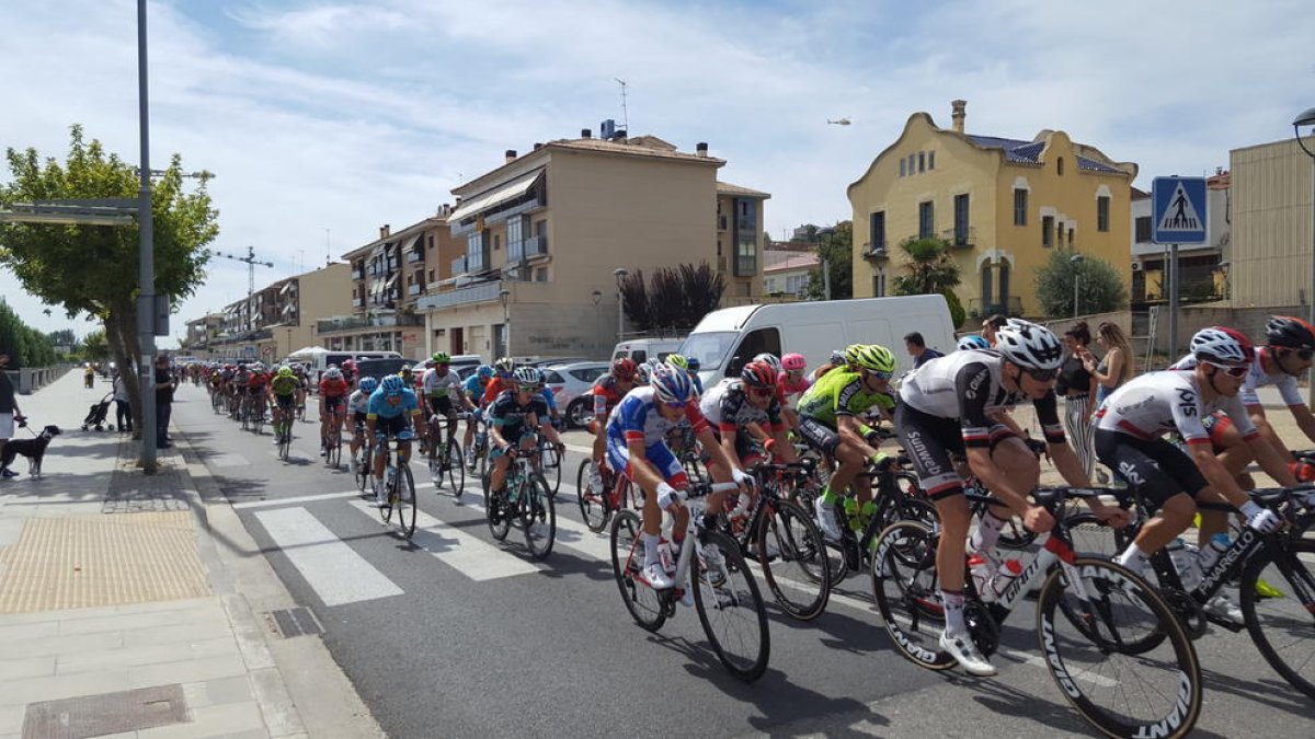 Esteladas y lazos amarillos recibieron a la Vuelta en Ponts.