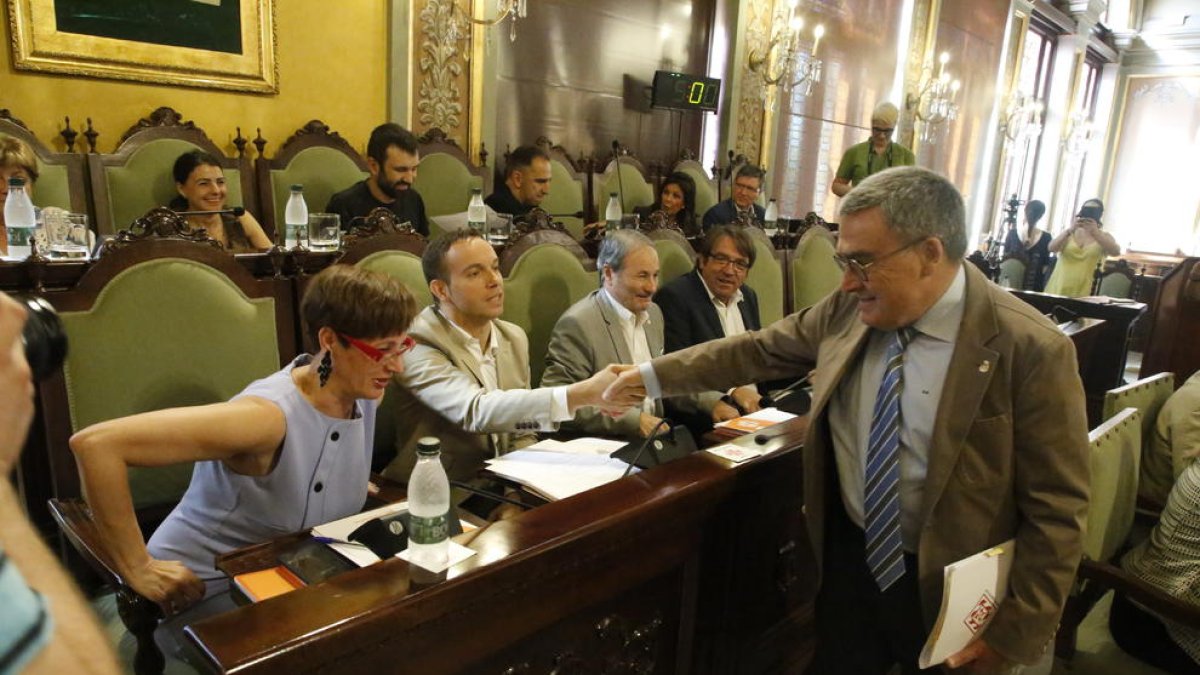 Ros, saludando al grupo de Cs en un pleno de la Paeria.