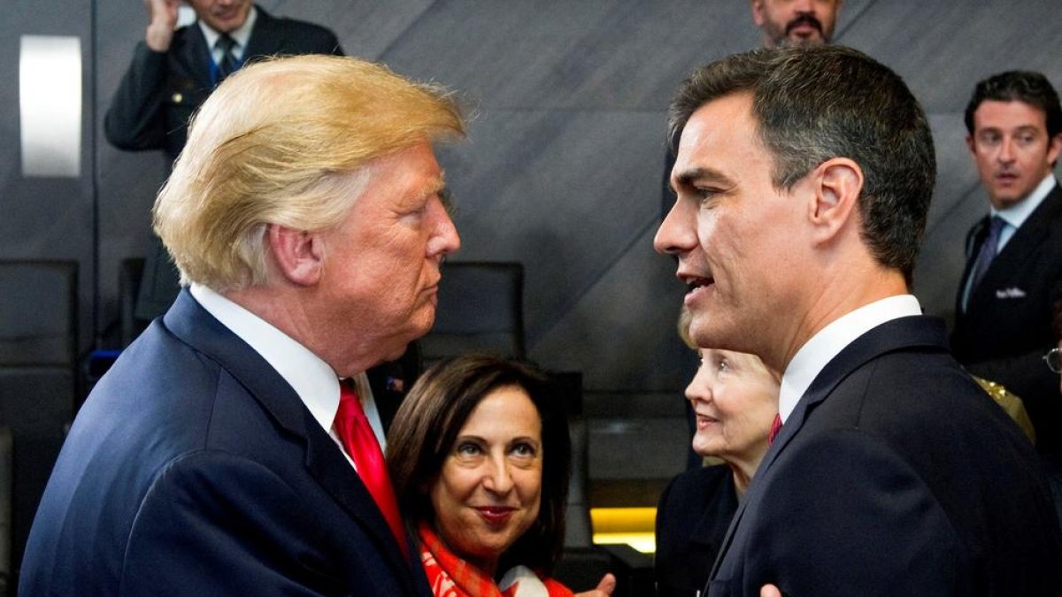 El presidente del Gobierno, Pedro Sánchez, saluda a su homólogo estadounidense, Donald Trump, ayer.
