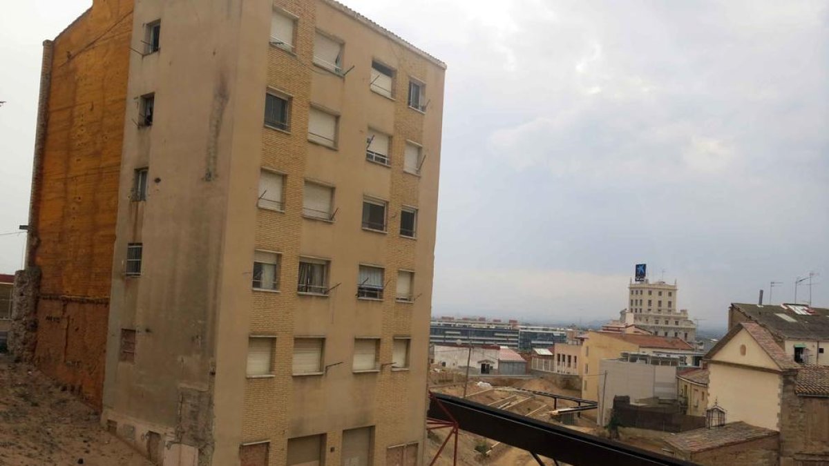 El edificio que será derribado para seguir con la recuperación del Call.